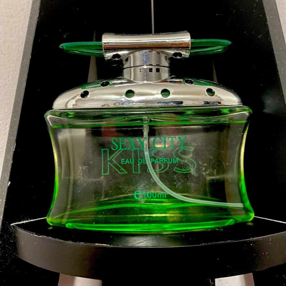 Woman’s Sex in the City - Kiss Perfume